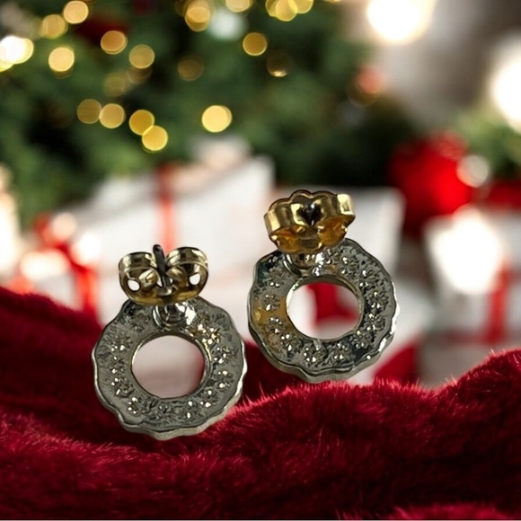 VINTAGE AVON WOMEN'S CHRISTMAS ENAMEL WREATH EARRINGS - Picture 2 of 3